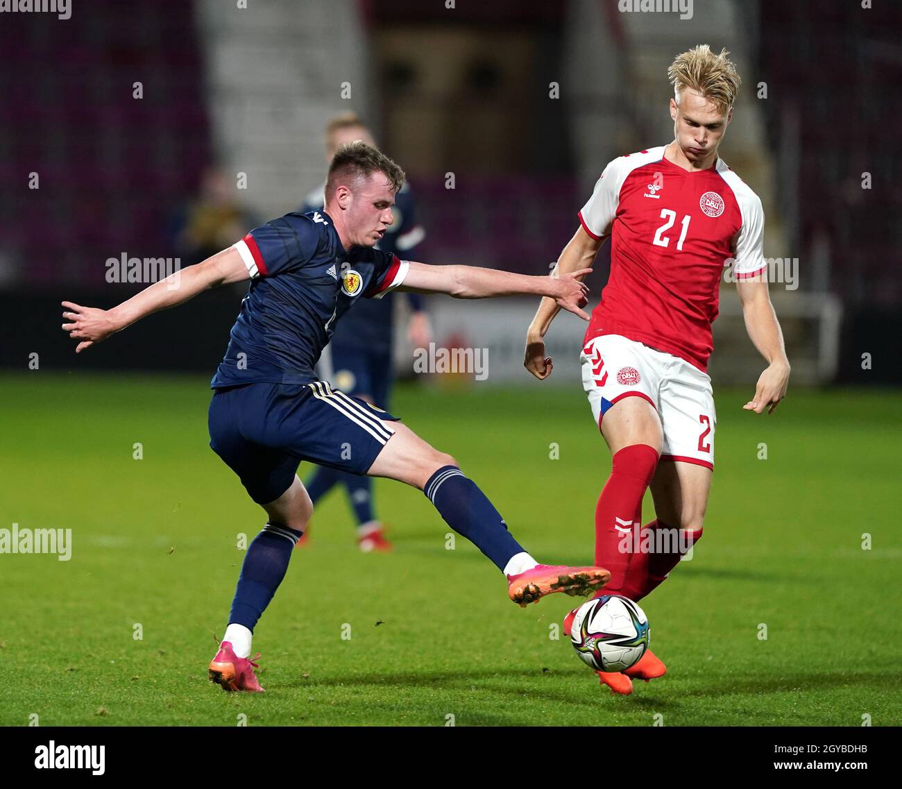 Der schottische Jack Burroughs (links) und der dänische Magnus erwärmen während des UEFA U-21 Championship Qualifying Round-Spiels der Gruppe I im Tynecastle Park, Edinburgh, um den Ball. Bilddatum: Donnerstag, 7. Oktober 2021. Stockfoto