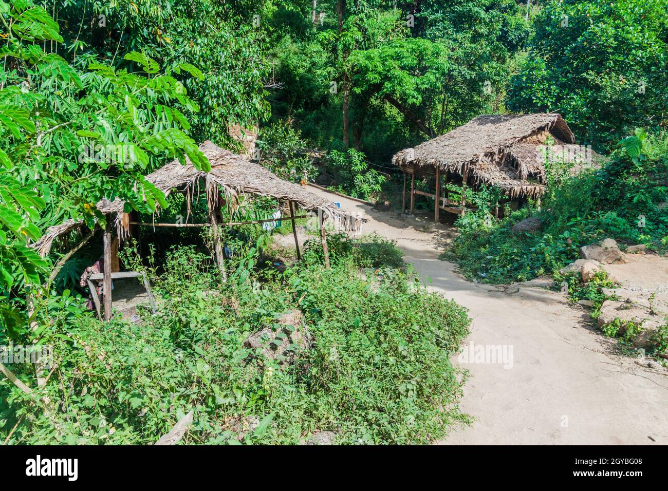 Kleine Imbissbuden am Wanderweg zum Kyaiktiyo Golden Rock, Myanmar Stockfoto