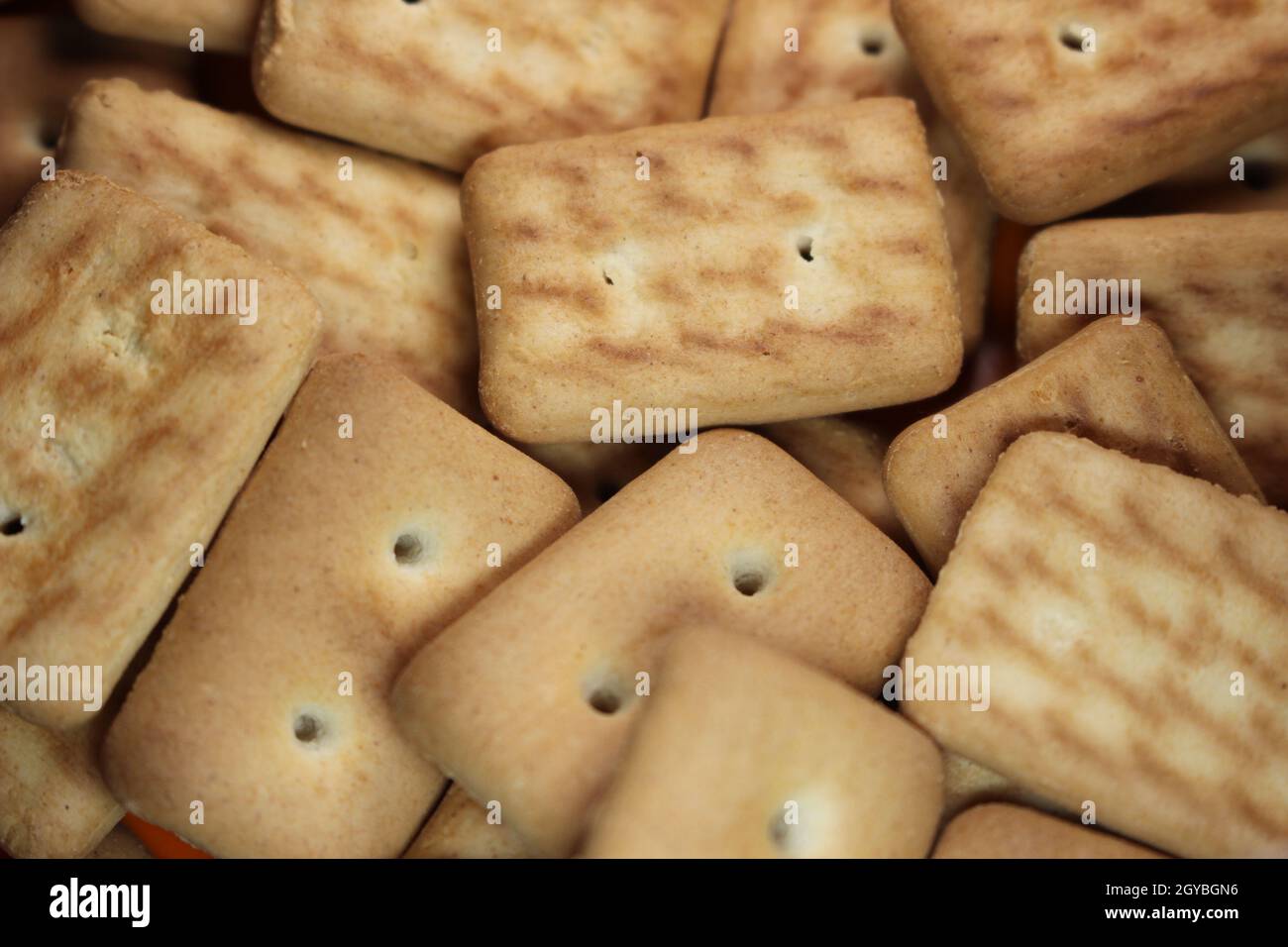 Nahaufnahme von oben Ansicht von Keks Cookies. Nahaufnahme rechteckige Kekse mit kleinen Poren Stockfoto