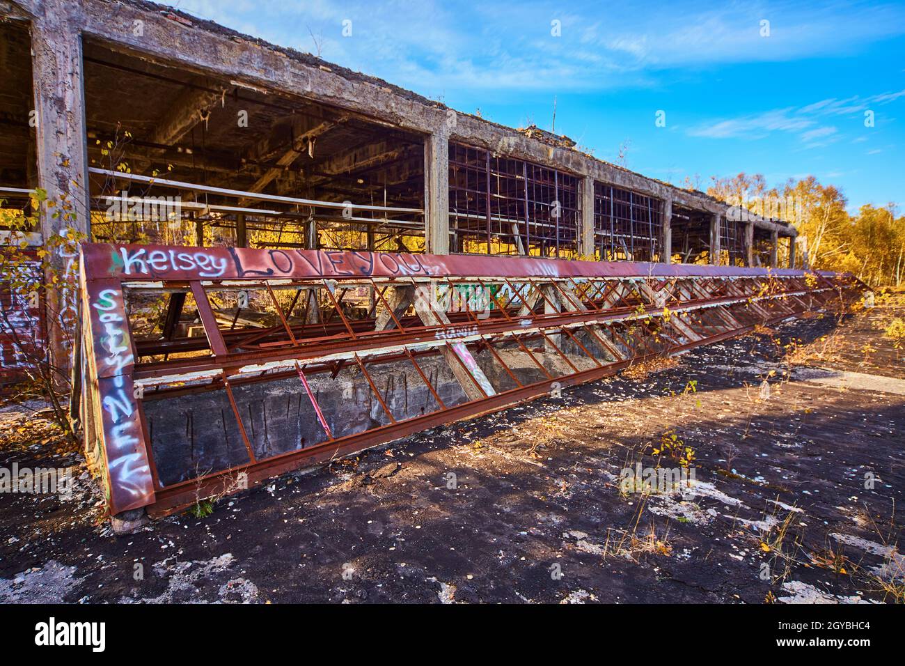 Vor einem verlassenen Gebäude mit Glasdecke und Graffiti überall lieben Sie Stockfoto