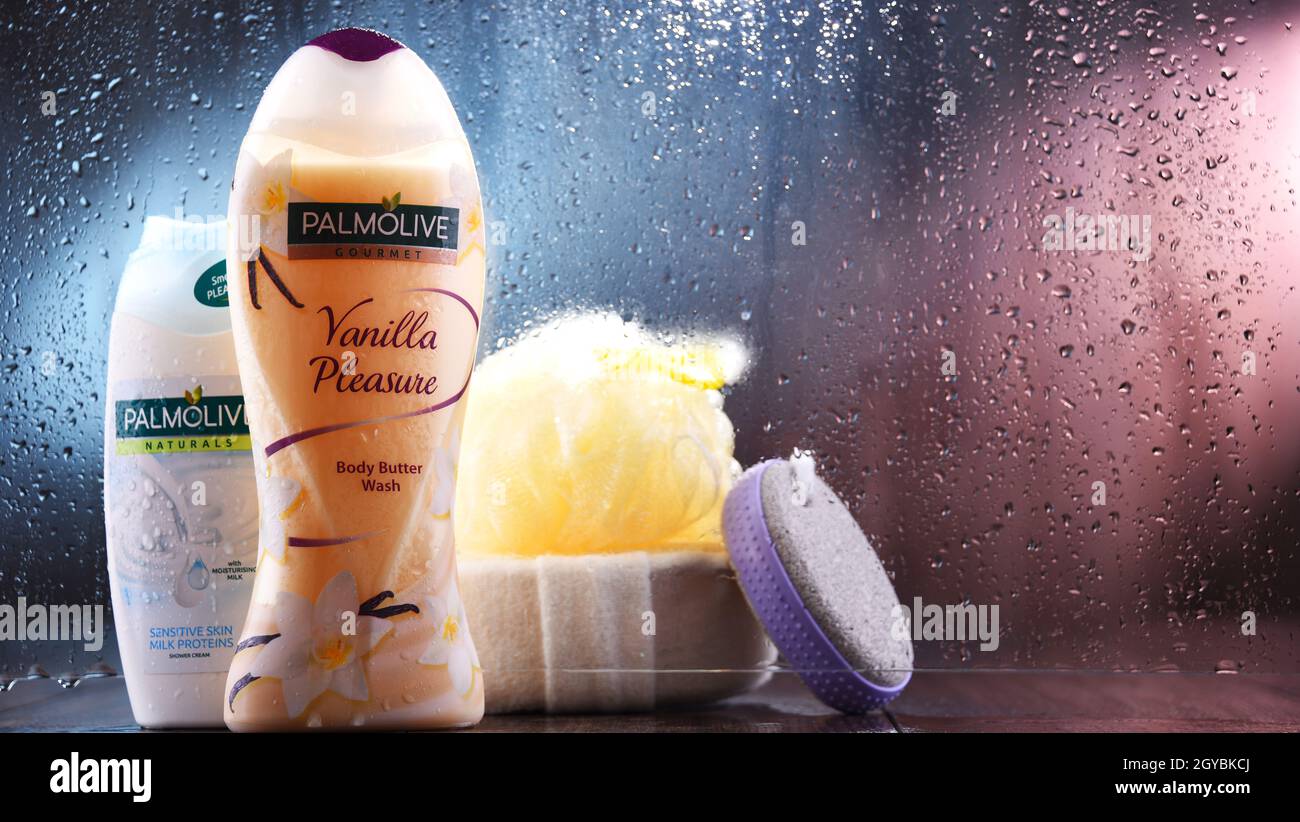 POZNAN, POL - OCT 23, 2020: Produkte von Palmolive, Kosmetikmarke der amerikanischen Firma Colgate-Palmolive. Es wurde 1898 A eingeführt Stockfoto POZNAN, POL - OCT 23, 2020: Produkte von Palmolive, Kosmetikmarke der amerikanischen Firma Colgate-Palmolive. Es wurde 1898 A eingeführt Stockfoto