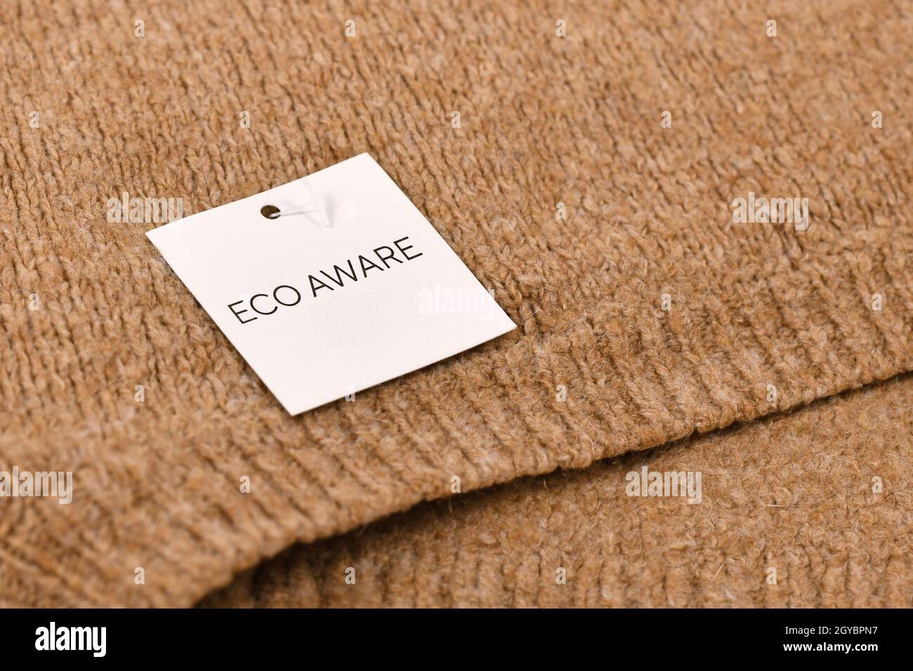 Umweltbewusstes Etikett, das an einem umweltfreundlich hergestellten Pullover angebracht ist Stockfoto