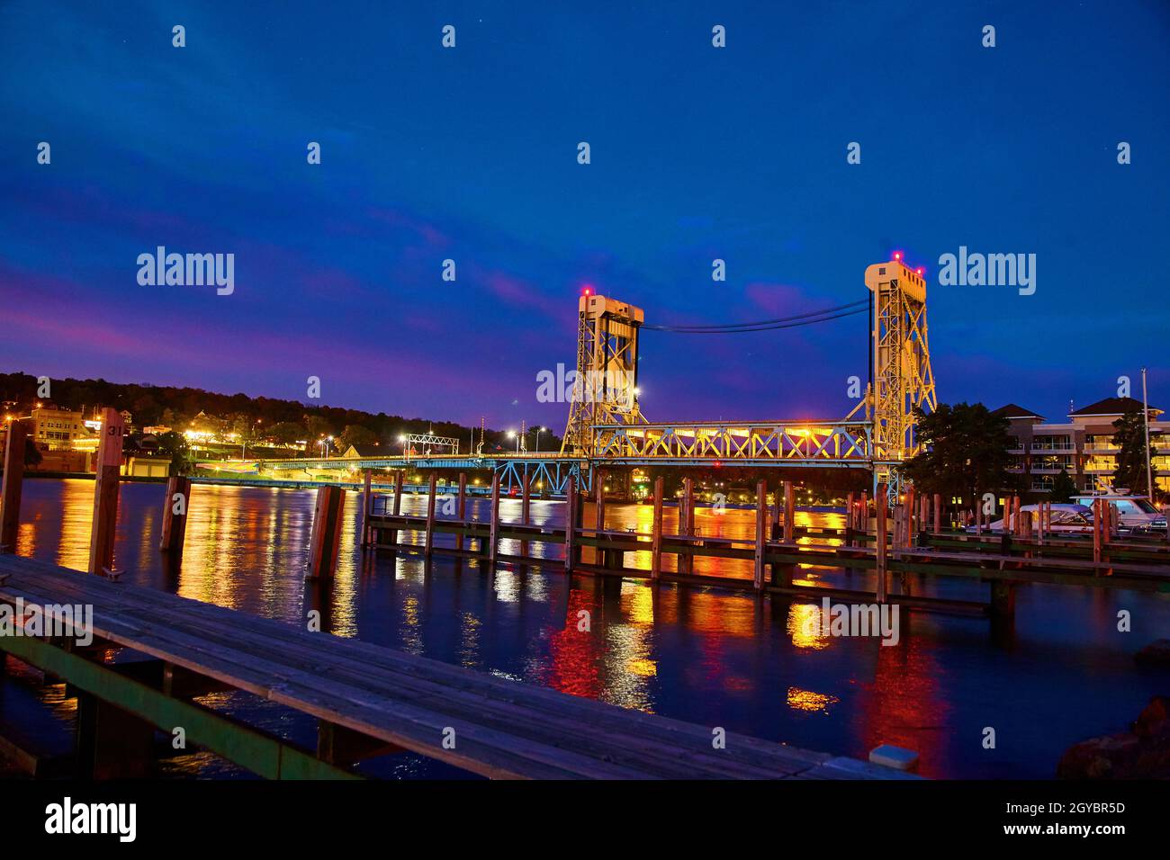 Früher Sonnenaufgang mit tiefen Violett- und Blautönen in Houghton der Liftbrücke in goldenem elektrischem Licht Stockfoto