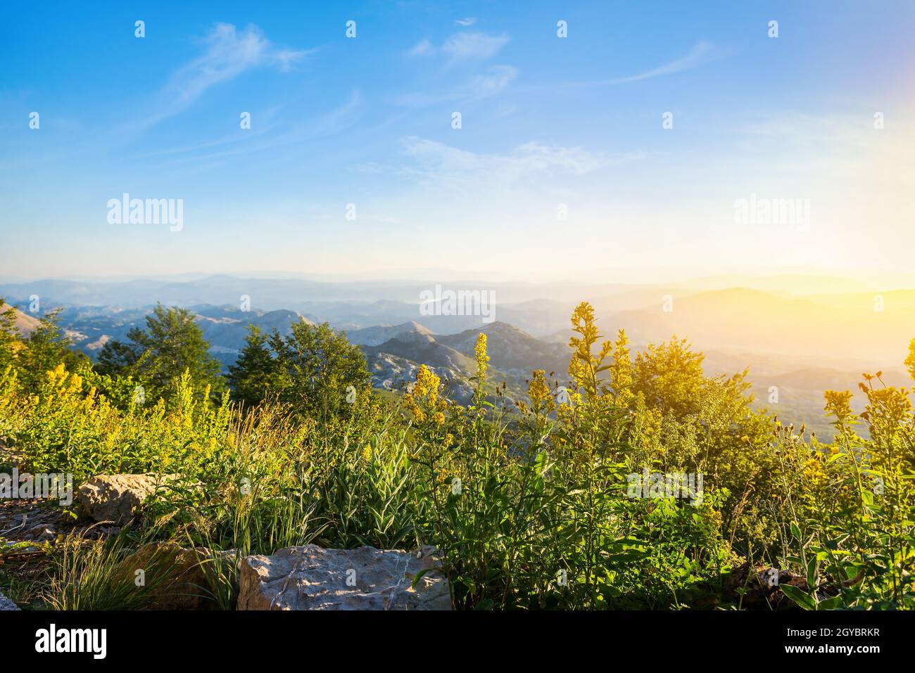 Die Bergkette in den Bergen von den Bergen bei schönem Sommersonnenaufgang Stockfoto