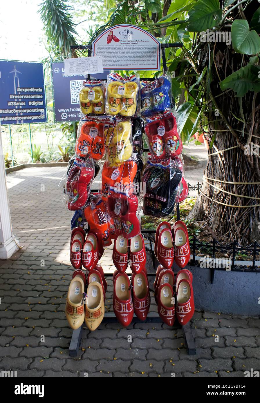 6. Oktober 2021. Holambra, São Paulo, Brasilien. Verkaufsauslage von typischen und berühmten holländischen Schuhen in der Stadt Holambra in Brasilien. Stockfoto