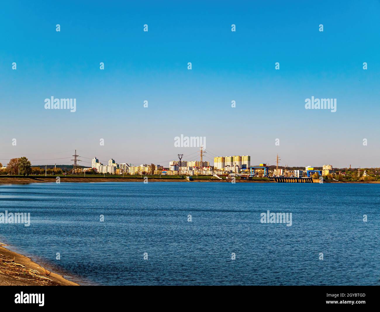 Knstliches Reservoir des Wasserkraftwerks Kiew. Kiewer Meer. Die Stadt  Vyschgorod. Dnepr River. Skyline der Stadt. Blauer Himmel. Knstliches Meer.  Vereinigtes Knigreich Stockfotografie - Alamy