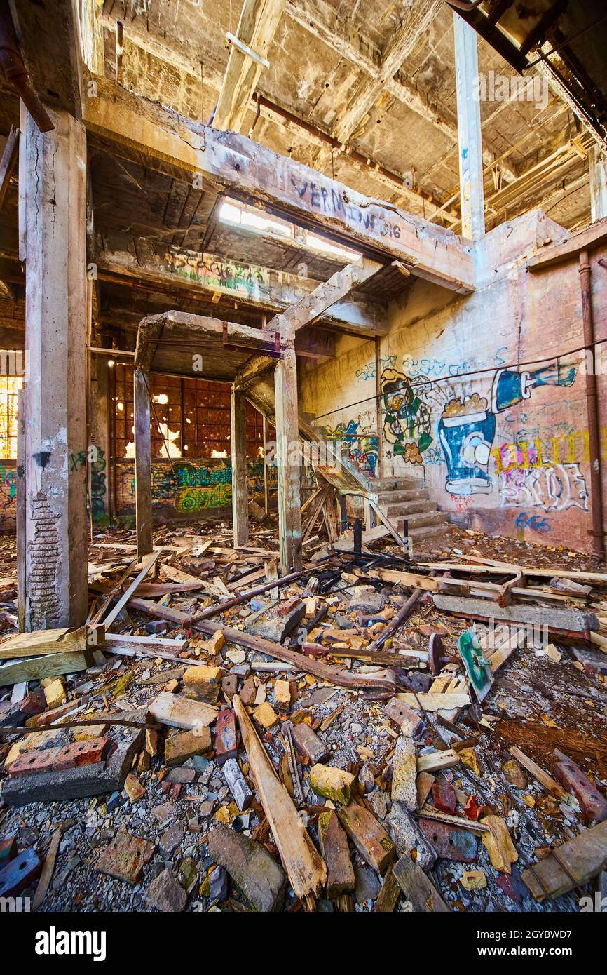 Graffiti an der Wand eines verlassenen, verfallenen Gebäudes mit Treppen, die nirgendwo hinführen Stockfoto