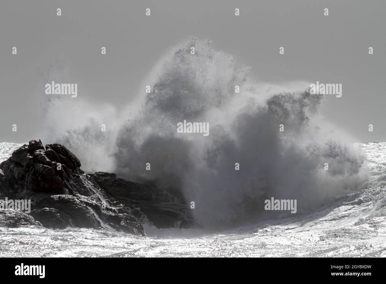 An einem rauhen Seetag platzen große Wellen Stockfoto