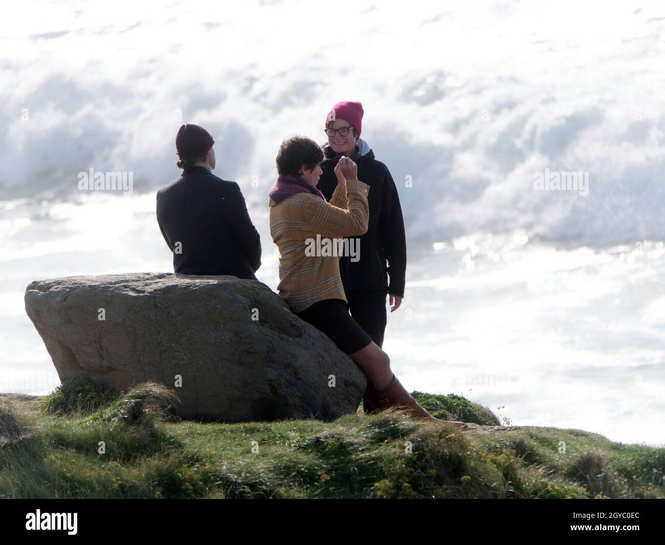 Cornwall UK, Newquay. Drehort am Fistral Beach. Die beiden Hauptdarsteller, darunter Julia Bremerman und Tobias Van Dieken im Romantikdrama, werden gemeinsam und einzeln am und abseits des Sets gesehen. Das deutsche Filmteam FFP New Media produziert eine Rosamunde Pilcher-Geschichte mit dem Titel „Love is Unberechenbar“. Die Sendung wird vom ZDF in Auftrag gegeben. Die Serie ist in Deutschland so beliebt, dass die FFP in Newquay eine feste Basis unterhält und jedes Jahr in Cornwall zwei oder drei Stockwerke pro Saison filmt. 7. Oktober 2021 Stockfoto