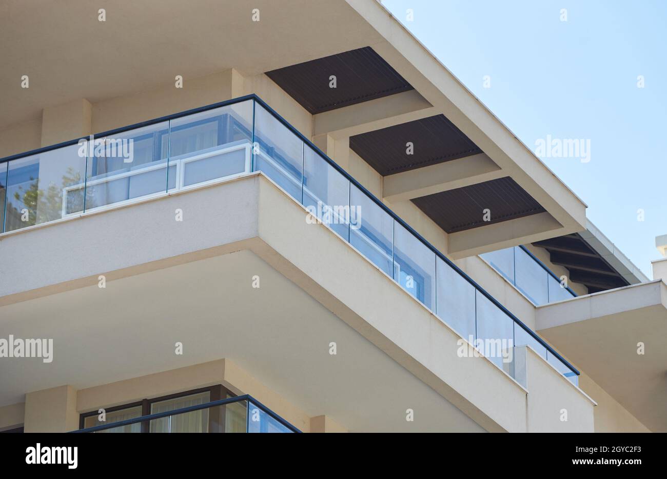 Balkon mit Glasgeländer in einem modernen Haus Stockfoto