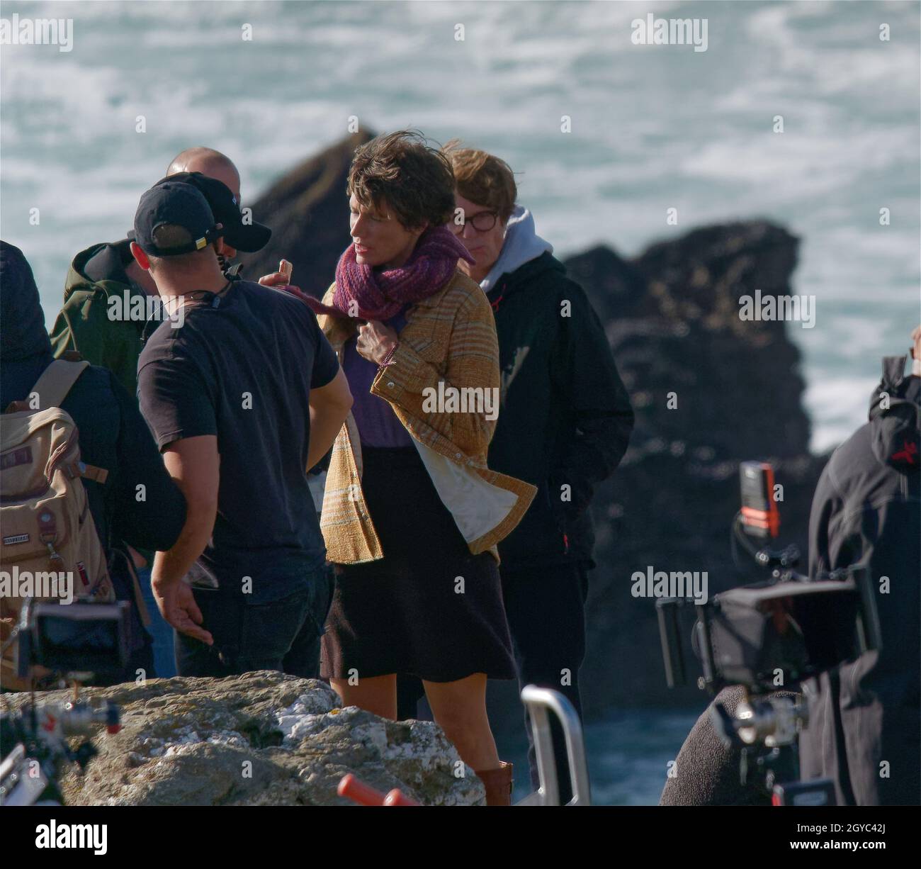 Cornwall UK, Newquay. Drehort am Fistral Beach. Die beiden Hauptdarsteller, darunter Julia Bremerman und Tobias Van Dieken im Romantikdrama, werden gemeinsam und einzeln am und abseits des Sets gesehen. Das deutsche Filmteam FFP New Media produziert eine Rosamunde Pilcher-Geschichte mit dem Titel „Love is Unberechenbar“. Die Sendung wird vom ZDF in Auftrag gegeben. Die Serie ist in Deutschland so beliebt, dass die FFP in Newquay eine feste Basis unterhält und jedes Jahr in Cornwall zwei oder drei Stockwerke pro Saison filmt. 7. Oktober 2021 Stockfoto