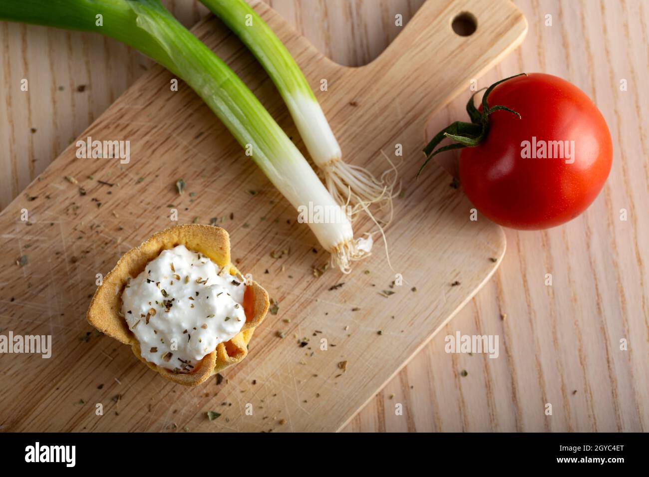 Käsevorspeise mit Orangen und Gemüse - Draufsicht Stockfoto