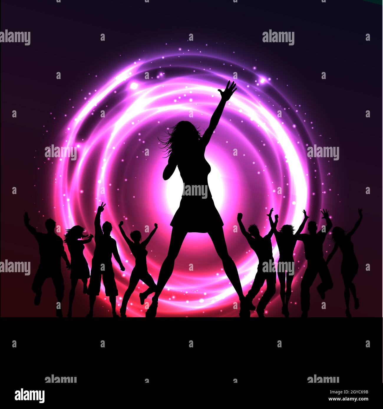Silhouette von einer Sängerin mit Menschen hinter ihr tanzen Stockfoto