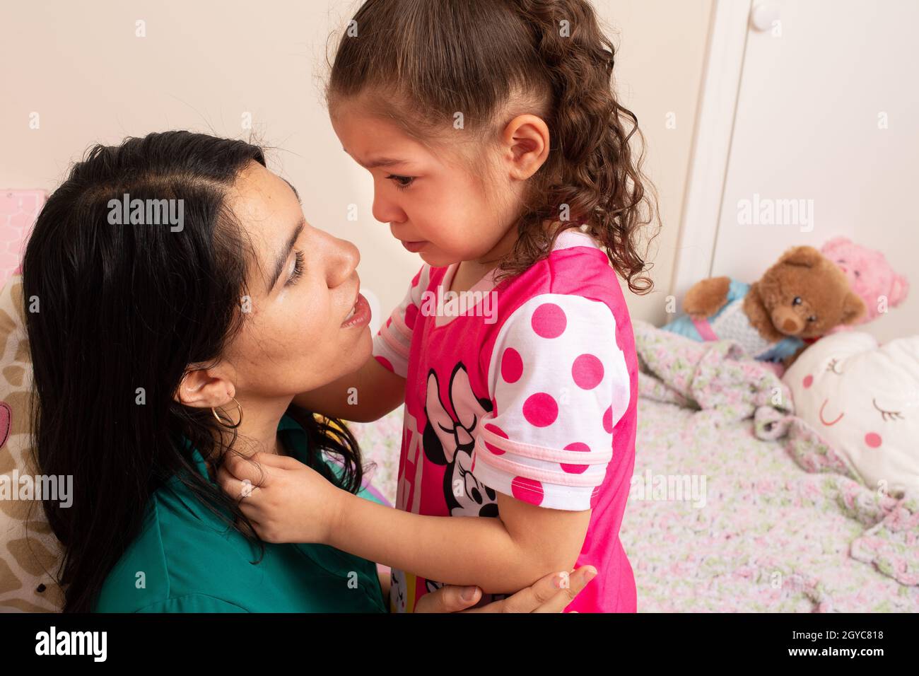 Mutter tröstet die 5-jährige Tochter und weint während eines schwierigen emotionalen Moments Stockfoto