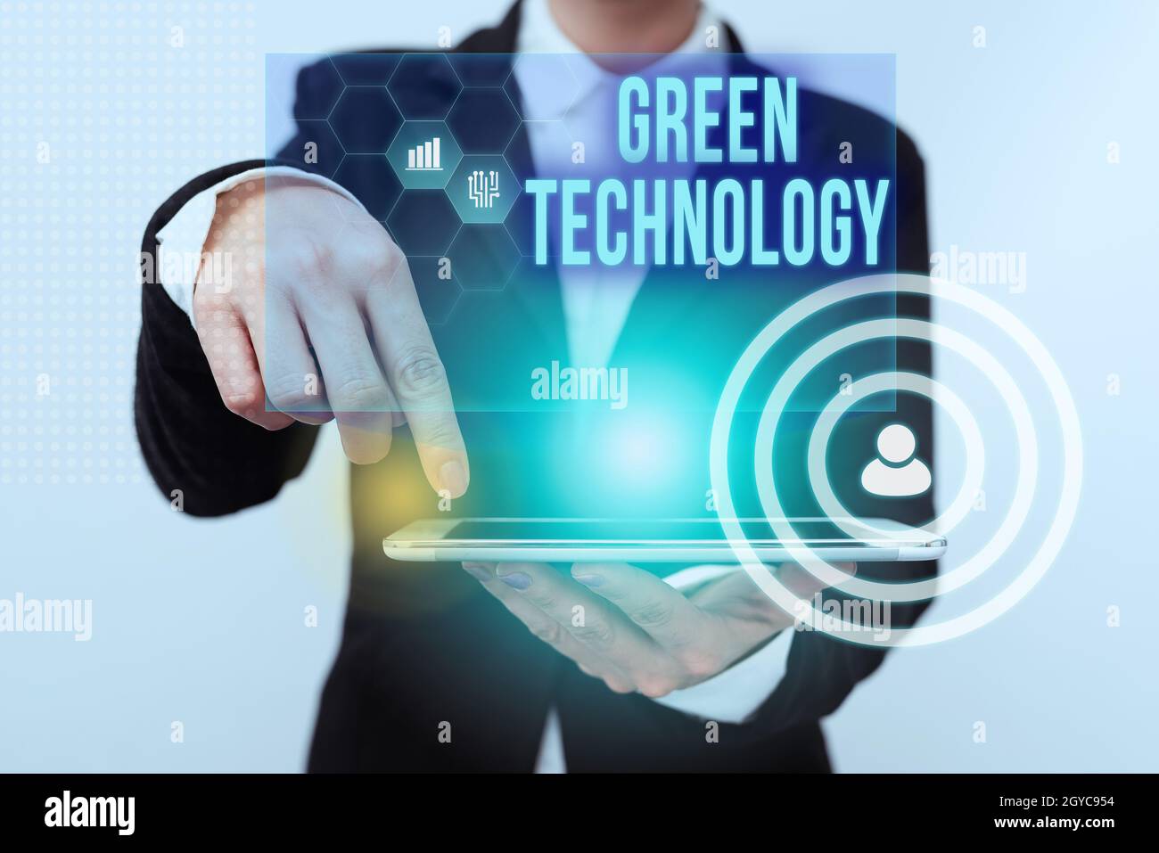 Handschrift Text Grüne Technologie, konzeptuelles Foto Reverse die Auswirkungen der menschlichen Aktivität auf die Umwelt Dame in Anzug zeigt auf Tablet zeigt F Stockfoto