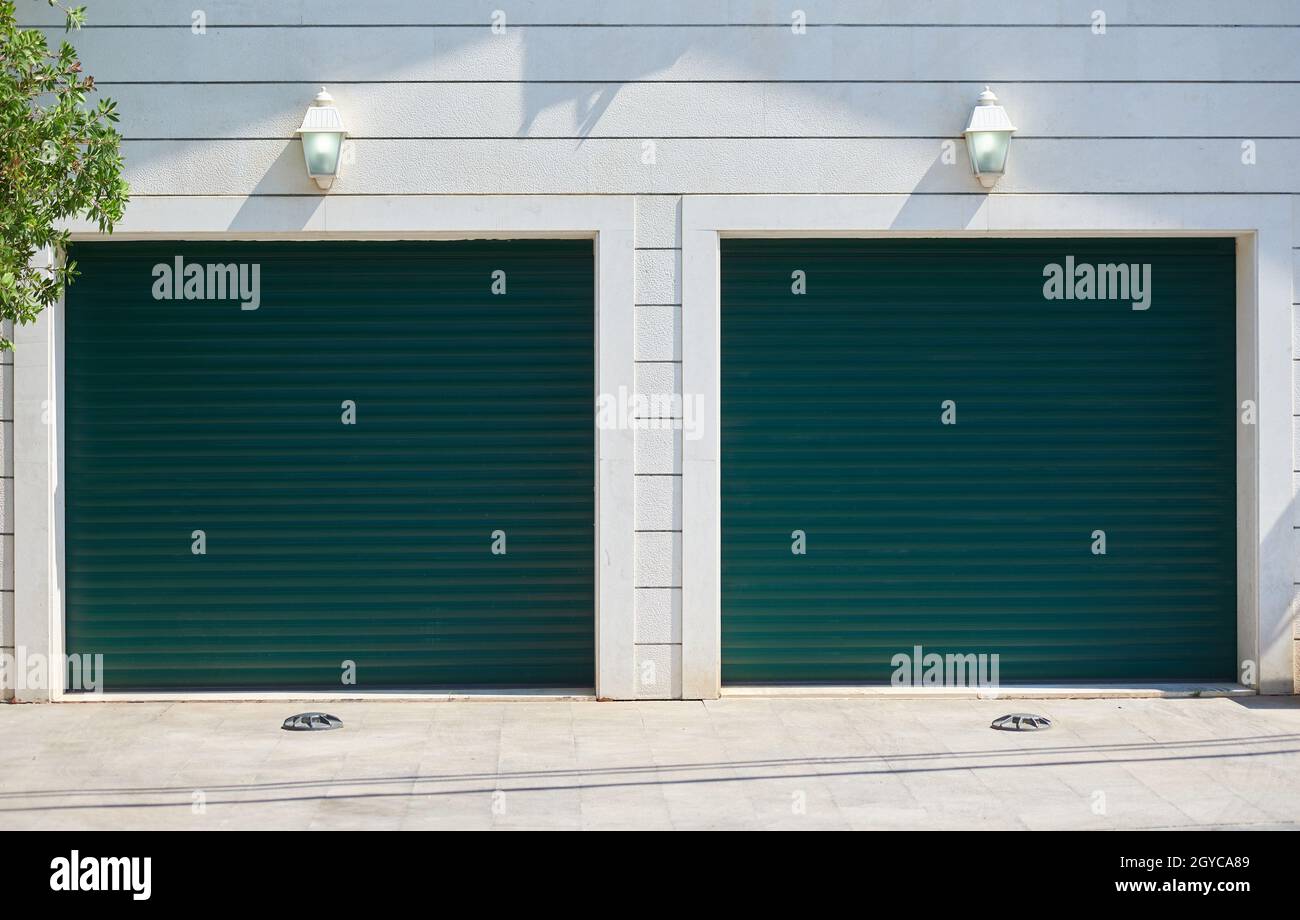 Garage mit automatischen Rolltoren für zwei Autos Stockfoto