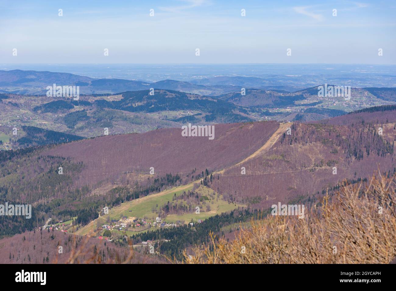Luftaufnahme des Mosorny Gron Gipfels in und Zawoja Dorf in Beskid Zywiecki Berge Stockfoto