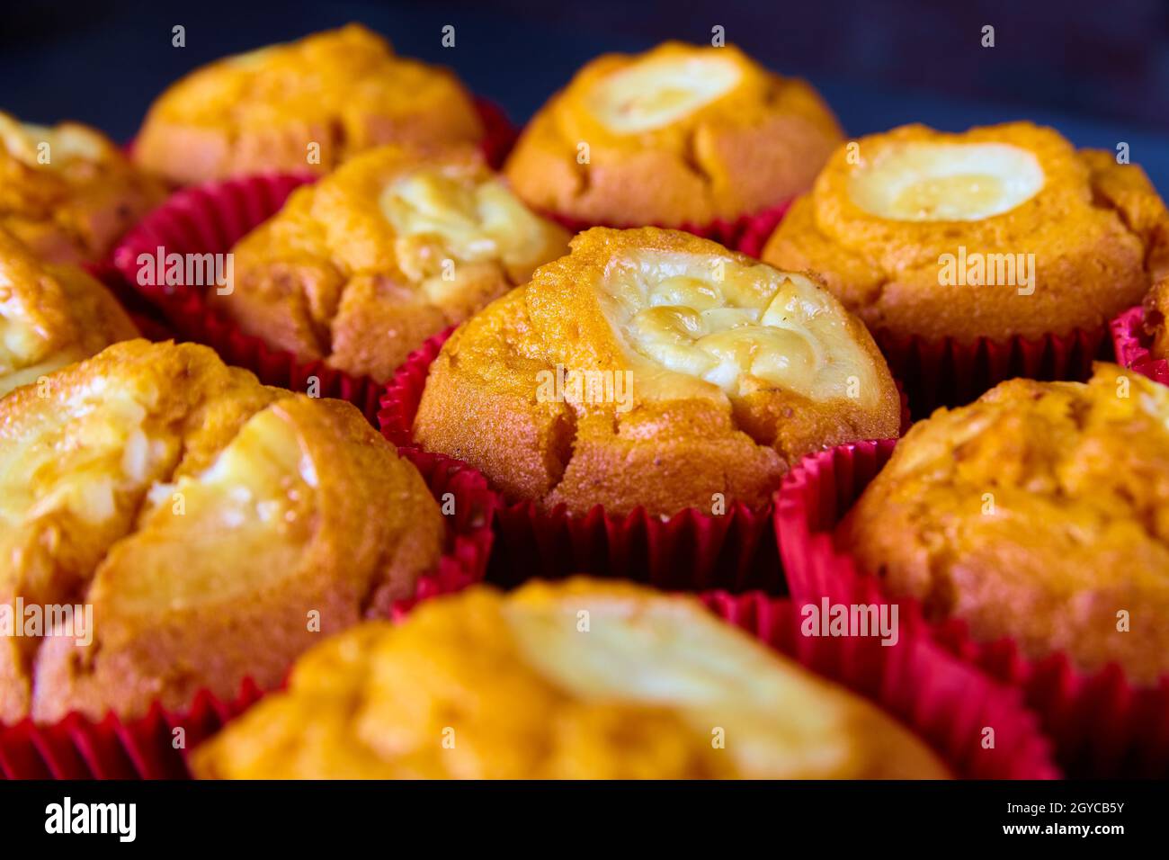 Tablett mit frischem Rücken und leckeren Kürbismuffins mit Frischkäse Stockfoto