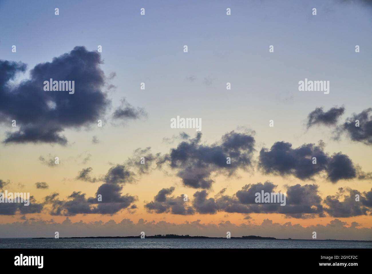 Wunderschöner Sonnenuntergang am Meer mit gedämpften Farben Stockfoto