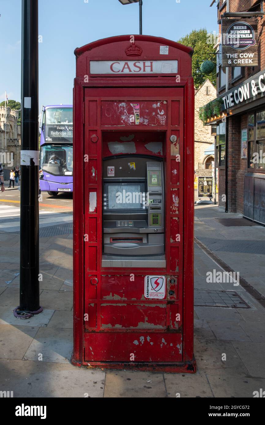 Der rote Telefonkasten im alten Stil wurde zu einem Geldautomaten Stockfoto