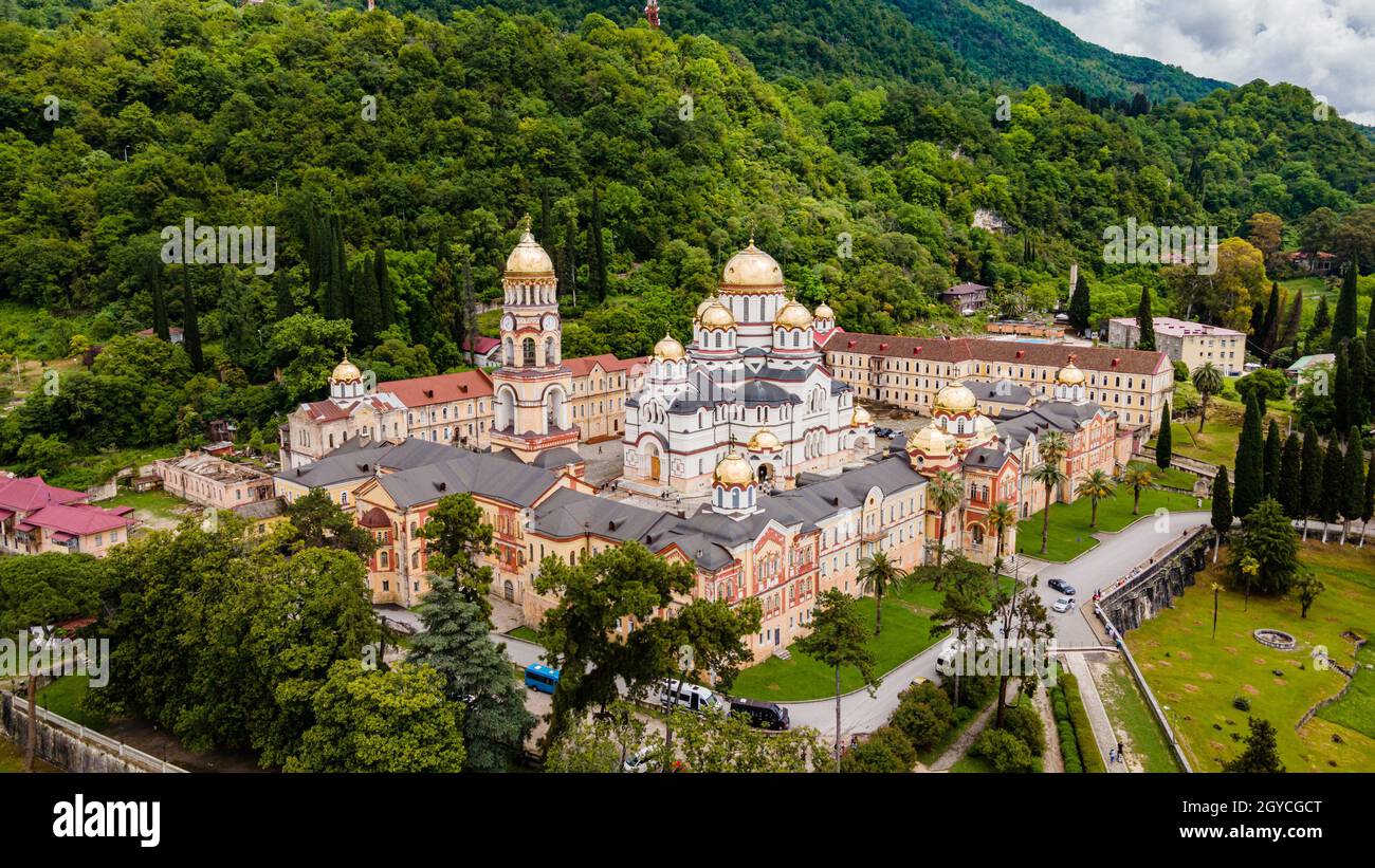 Draufsicht auf das orthodoxe Kloster in Novy Afon, Abchasien. Christlicher Tempel in New Athos. Foto von oben. Stockfoto