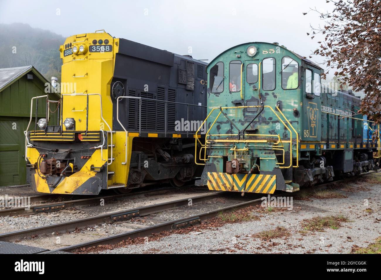 Titusville, Pennsylvania - Lokomotiven der Oil Creek & Titusville Railroad, einer 16.5-Meilen-Strecke, die Sightseeing-Züge für Touristen fährt. Stockfoto