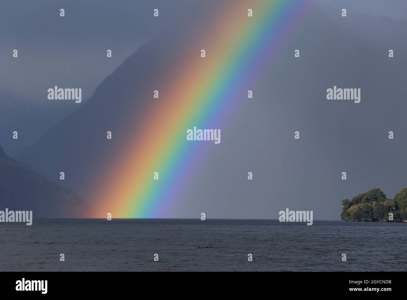Spektakulärer Regenbogen in Fiordland, Neuseeland Stockfoto