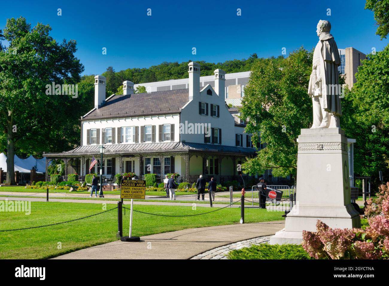 Sylvanus Thayer Statue und Ebene vor dem Viertel des Superintendenten 100, United States Military Academy, West Point, NY, USA Stockfoto