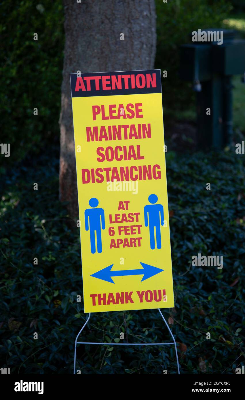 Social Distancing Signage in einem Lenox, Massachusetts Park - USA Stockfoto