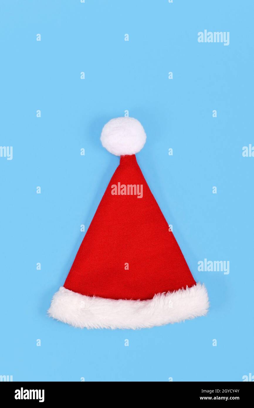 Red Santa Hut auf blauem Hintergrund Stockfoto