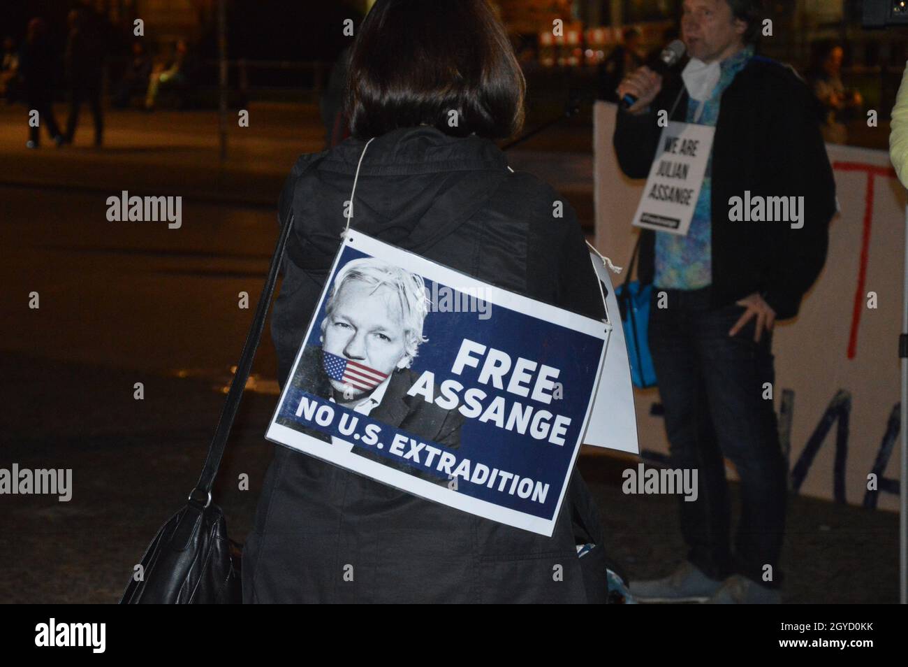 Kundgebung „Free Julian Assange - No U.S. Extradition“ am Pariser Platz vor dem Brandenburger Tor und der US-Botschaft in Berlin, Deutschland - 7. Oktober 2021. Stockfoto