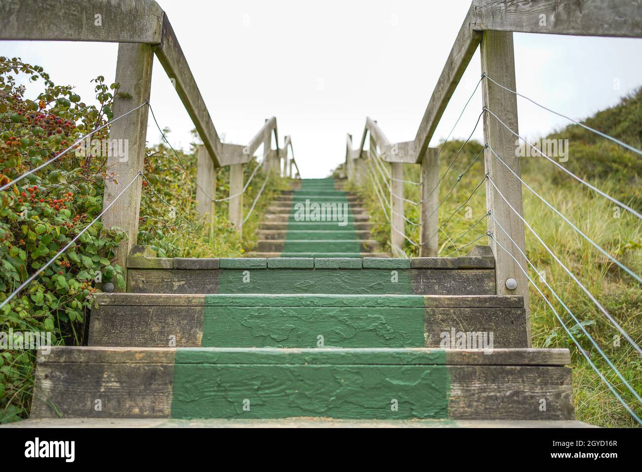 Promenade, die zu einem Strand mit rutschfesten, lackierten Stufen führt. Stockfoto