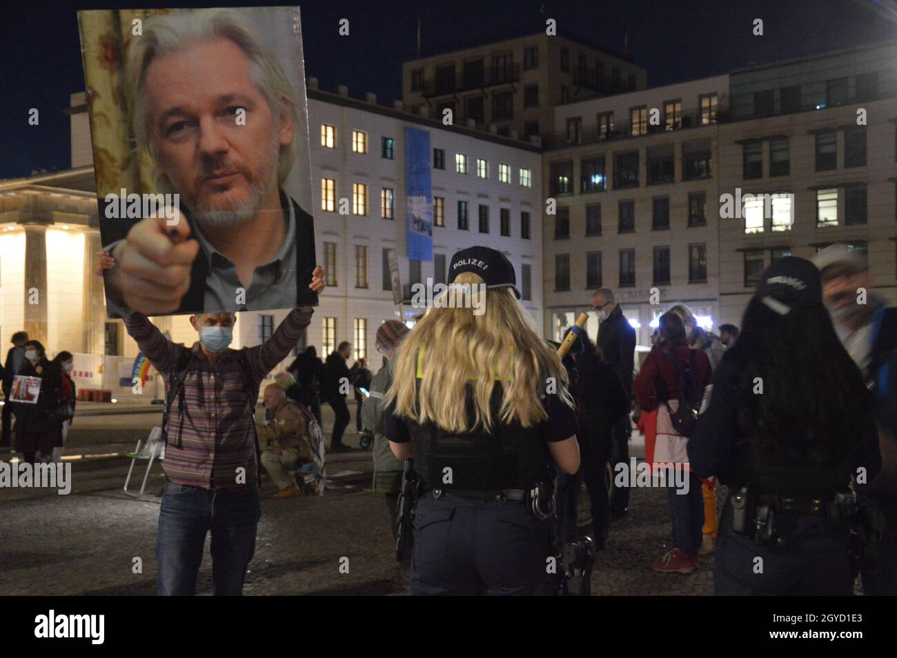 Kundgebung „Free Julian Assange - No U.S. Extradition“ am Pariser Platz vor dem Brandenburger Tor und der US-Botschaft in Berlin, Deutschland - 7. Oktober 2021. Stockfoto