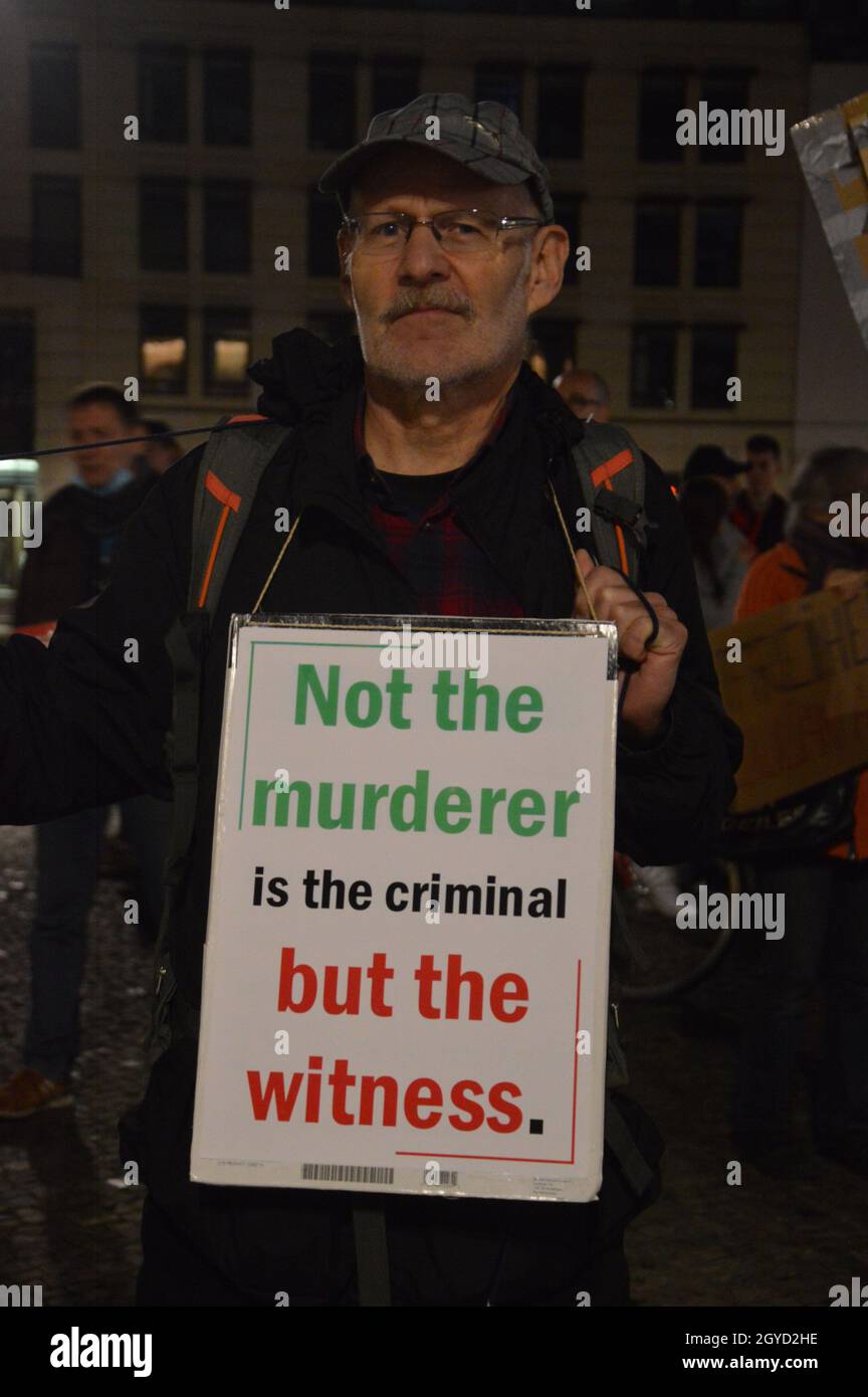 Kundgebung „Free Julian Assange - No U.S. Extradition“ am Pariser Platz vor dem Brandenburger Tor und der US-Botschaft in Berlin, Deutschland - 7. Oktober 2021. Stockfoto