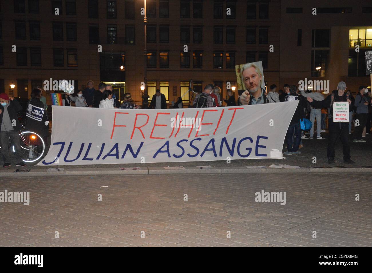 Kundgebung „Free Julian Assange - No U.S. Extradition“ am Pariser Platz vor dem Brandenburger Tor und der US-Botschaft in Berlin, Deutschland - 7. Oktober 2021. Stockfoto