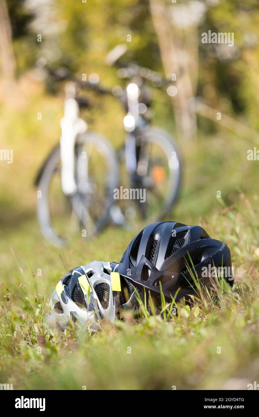 Fahrradhelme im Gras, Fahrrad tour Stockfoto