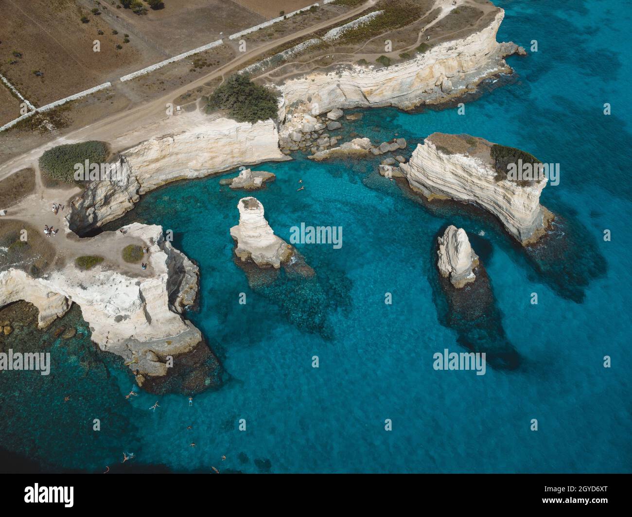 Eine tolle Aussicht auf faraglioni di sant'andrea in apulien Stockfoto