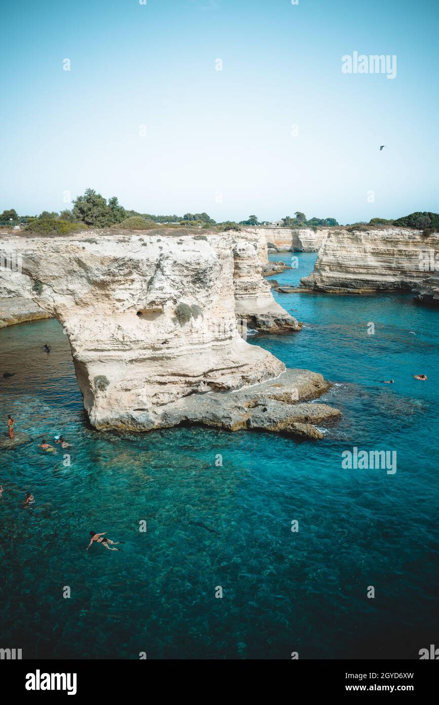 Eine tolle Aussicht auf faraglioni di sant'andrea in apulien Stockfoto