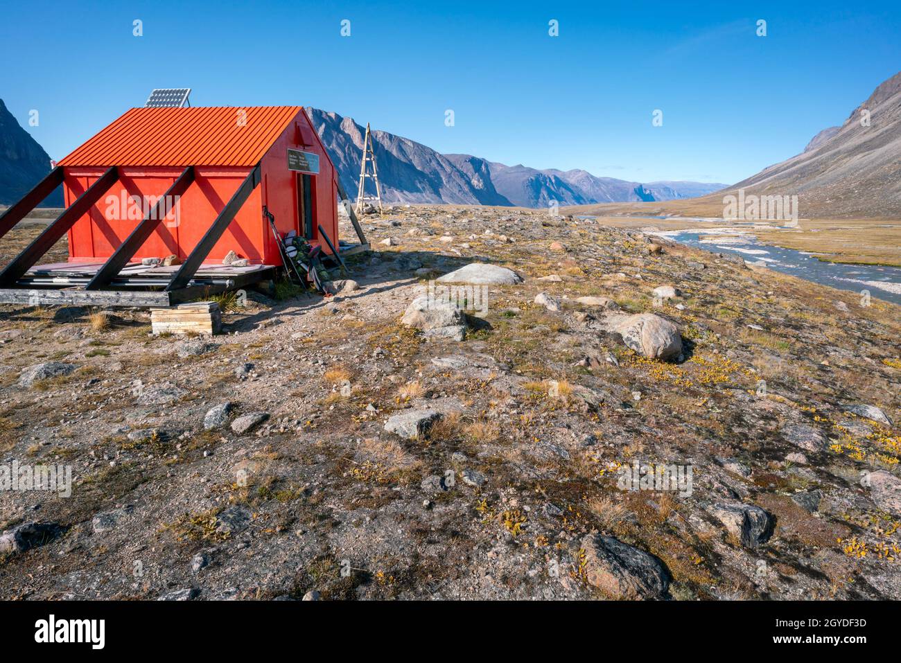 Owl River Notunterkunft in abgelegener arktischer Wildnis mit einem Rucksack davor. Sonniger Tag im Akshayuk Pass Tal, Auyuittuq Nationalpark Stockfoto