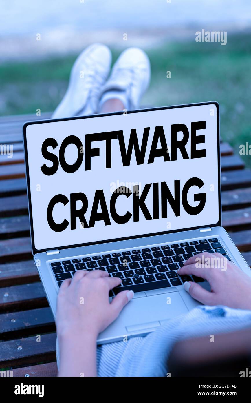 Schild mit Anzeige von Software-Cracking, Business-Ansatz Änderung von Software zu entfernen oder zu deaktivieren Funktionen Online-Jobs und arbeiten Remote-Verbindung Stockfoto