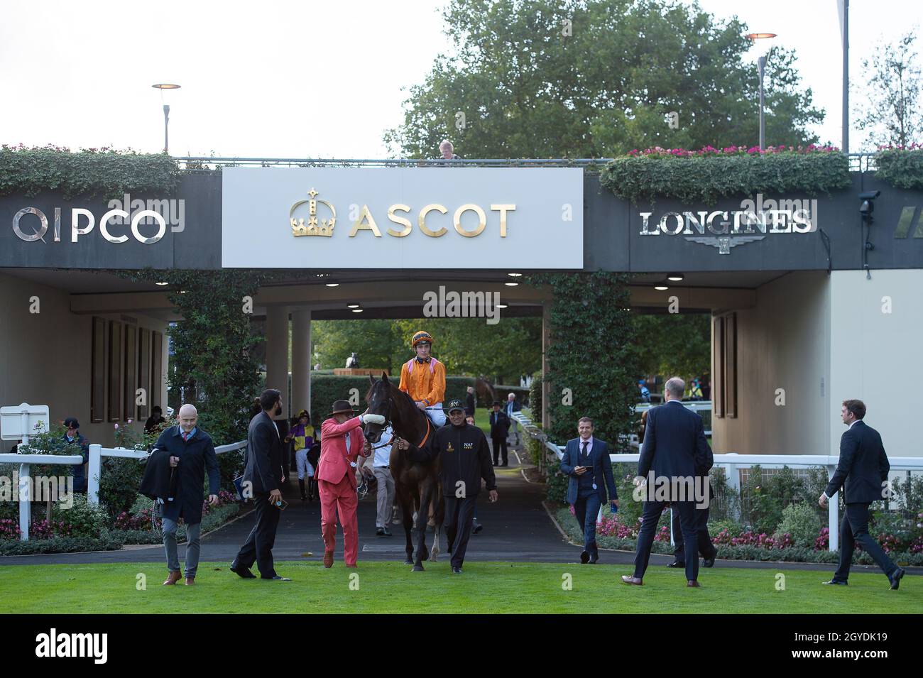 Ascot, Bergen, Großbritannien. Oktober 2021. Der Jockey Pierre-Louis Jamin (5) gewinnt die 25 Jahre seit Frankie's Magnificent Seven Handicap Stakes auf dem Pferd Rajinsky. Besitzer Herr R S Matharu. Trainer Dascombe, Malpas. Zücherin Elaine Marie Smith. Sponsor von NAF. Quelle: Maureen McLean/Alamy Stockfoto