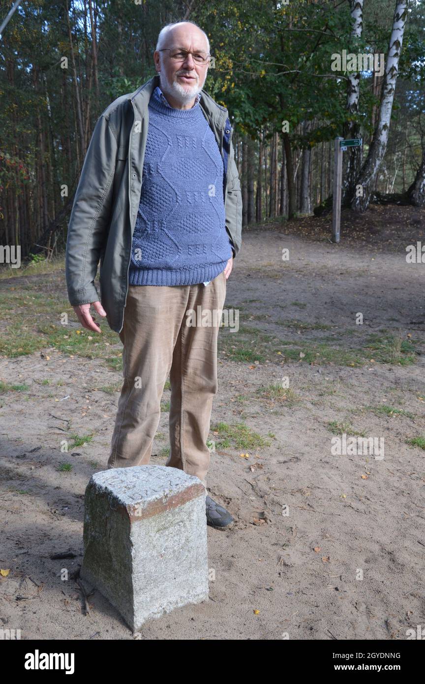 Landvermesser Hans-Gerd Becker weist auf das Leuchtfeuer des trigometrischen Punktes 1. Ordnung auf dem Gipfel des Götzer Berges in Brandenburg, Deutschland - 6. Oktober 2021. - Vermessungsingenieur Hans-Gerd Becker zeigt auf die Vermarkung des trigometrischen Punktes 1. Ordnung auf dem Gipfel des Götzer Berges in Brandenburg, Deutschland - 6.Oktober 2021. Stockfoto