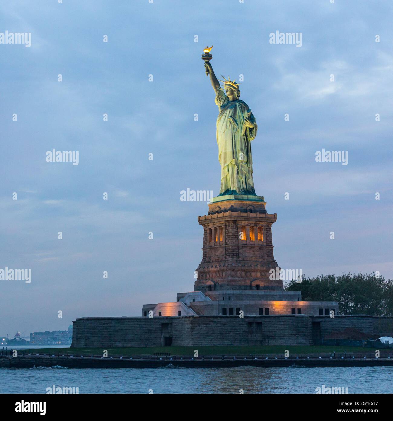 Freiheitsstatue in der Dämmerung, New York City, USA. Stockfoto