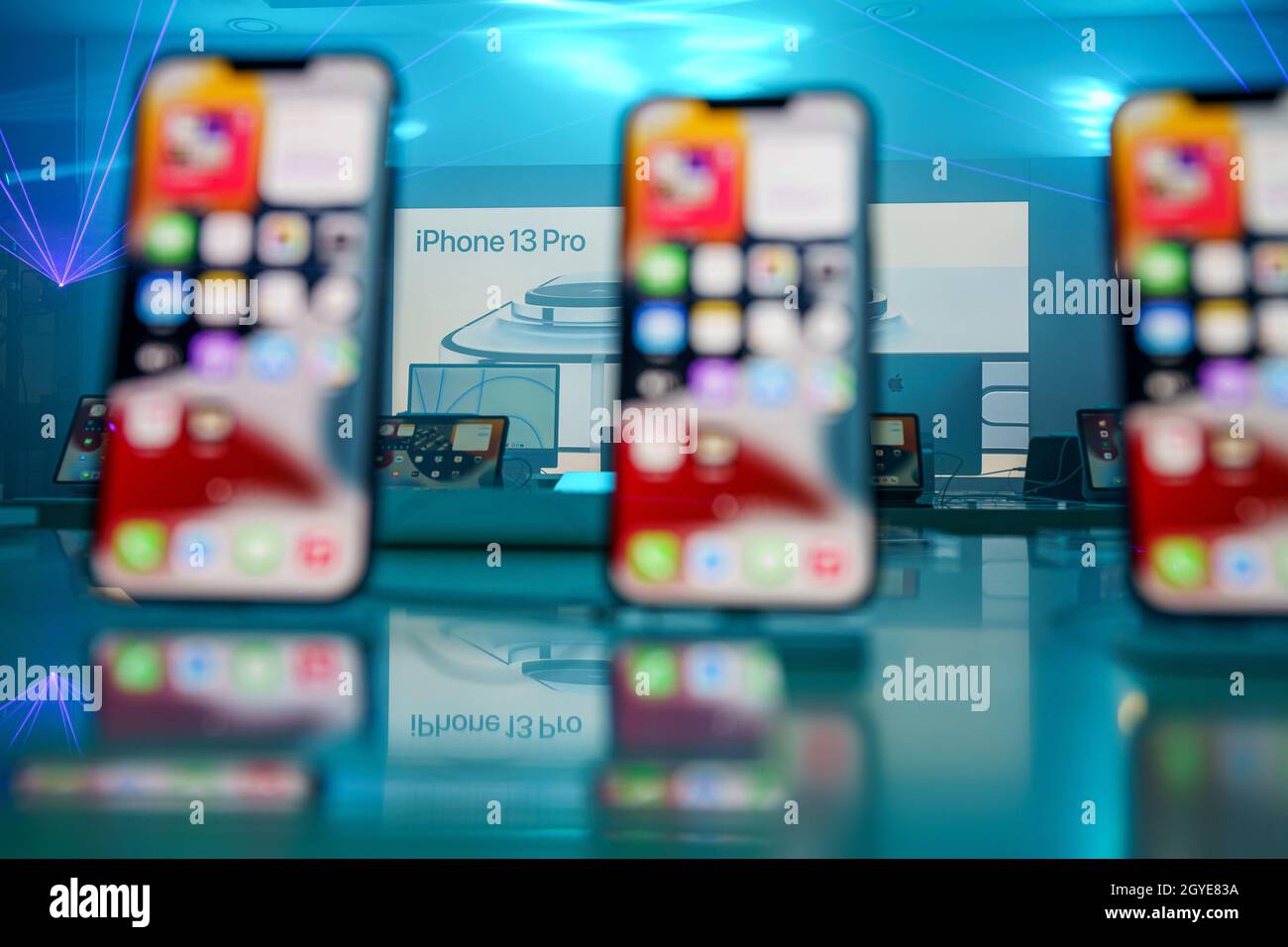 Neues Apple iPhone 13 Smartphone im Apple Shop zum Verkauf. IPhone pro max 13, iphone 13, iphone mini. Stockfoto