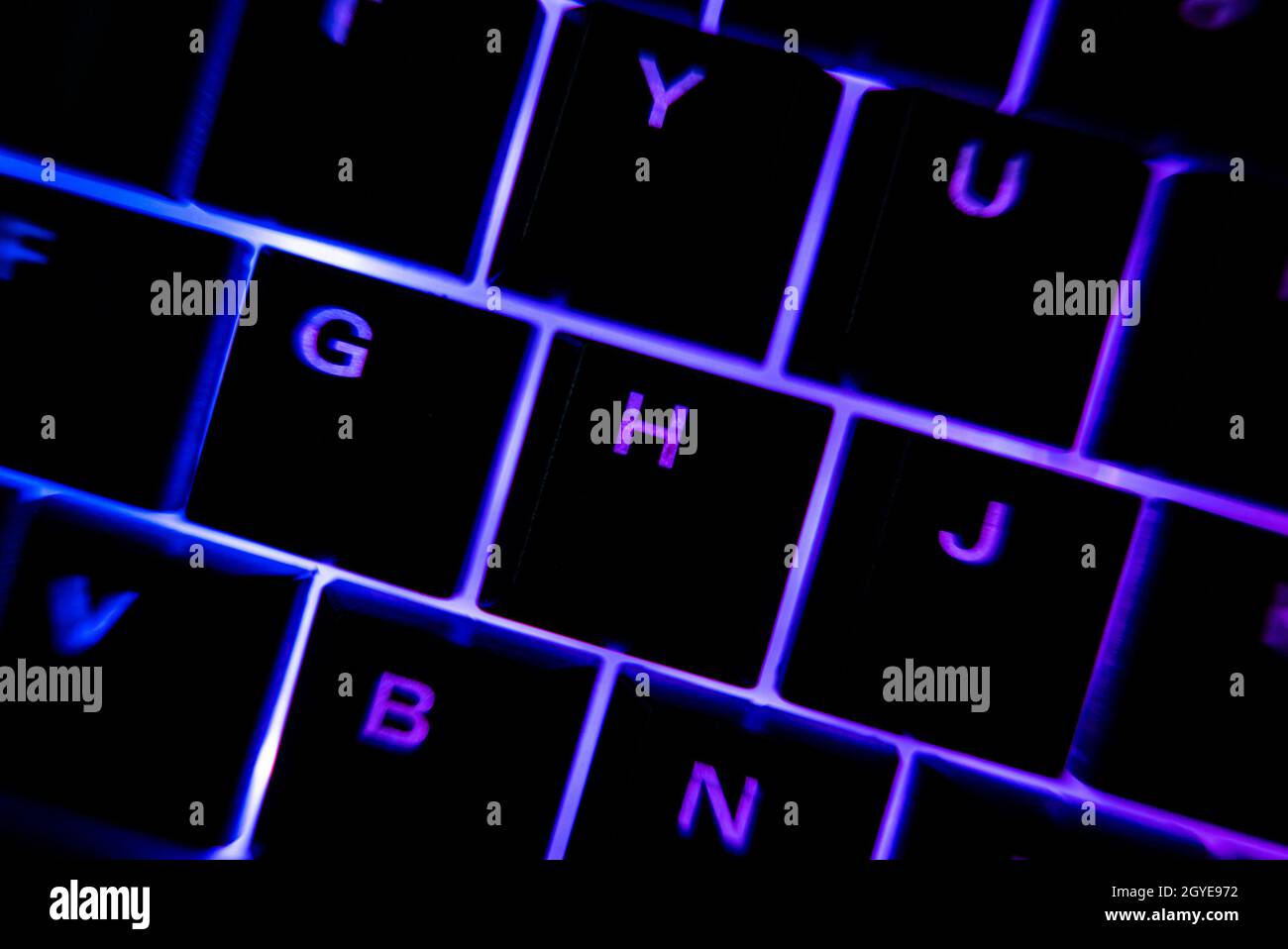 Beleuchtete Tastatur im Dunkeln Stockfoto