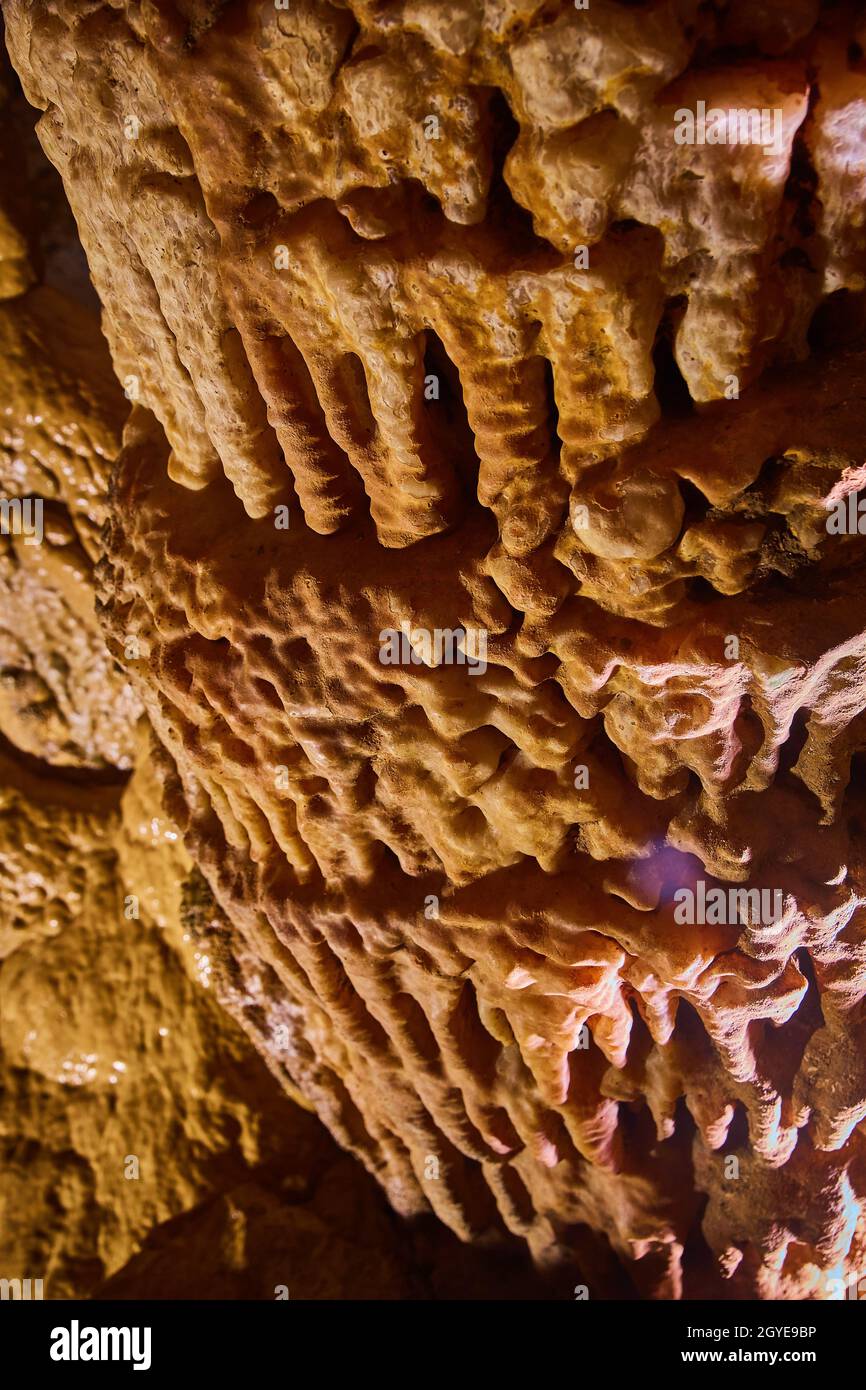 Strukturdetails aus der Nähe von Stalagmiten und Stalaktiten mit matter Oberfläche Stockfoto