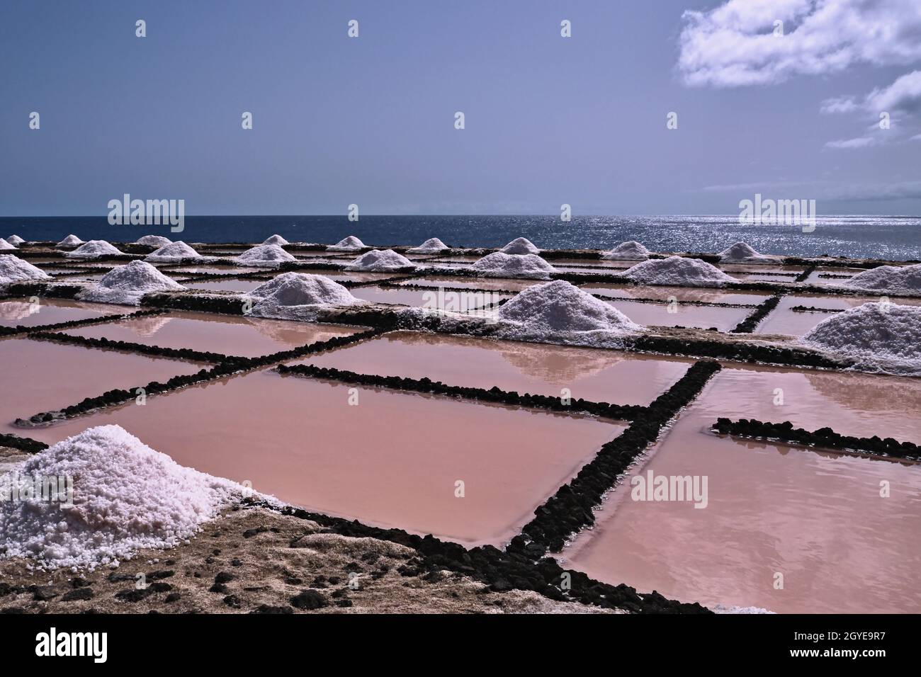 Am Fuße des Vulkans Teneguía liegt die Saline Fuencaliente, die letzte aktiv betriebene Saline auf der Insel La Palma. Der „Flor de Sa Stockfoto