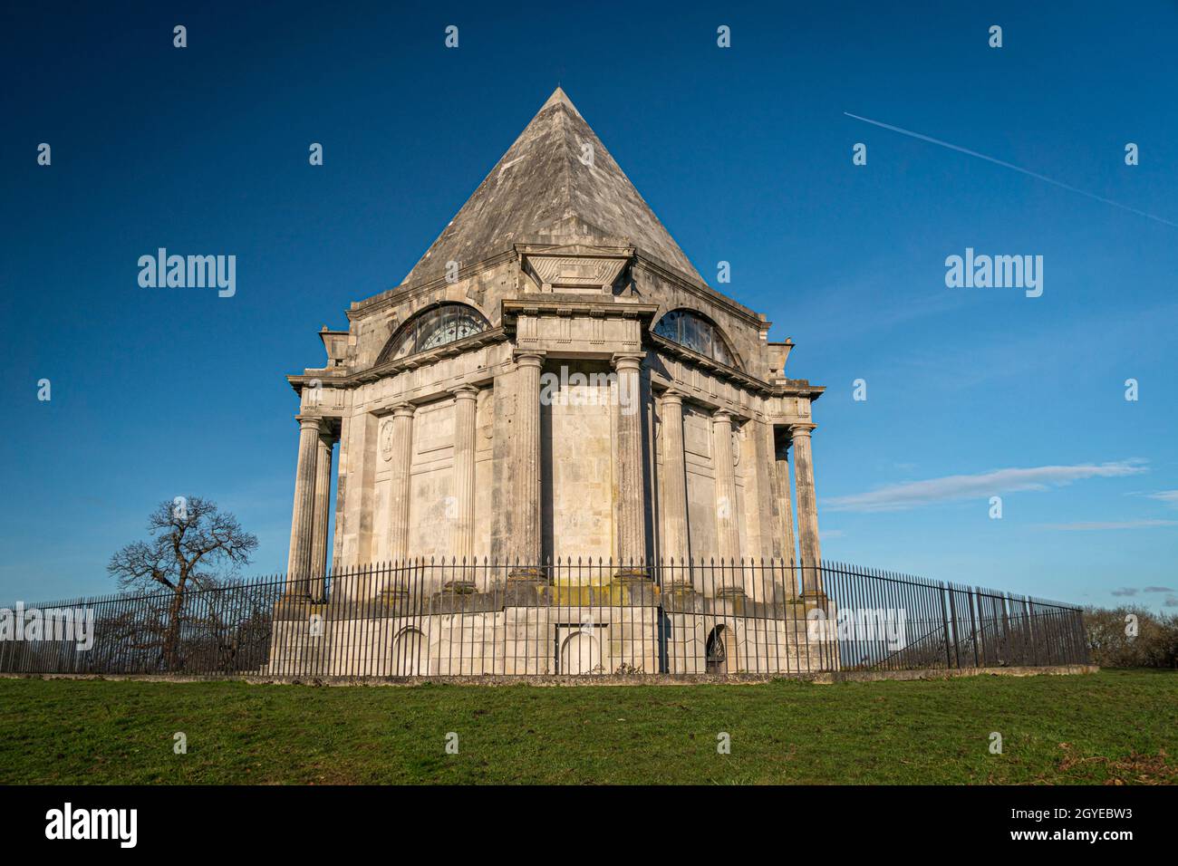 Darnley Mausoleum, ein restauriertes Mausoleum aus dem 18. Jahrhundert in einem friedlichen öffentlichen Wald in Kent, Großbritannien Stockfoto