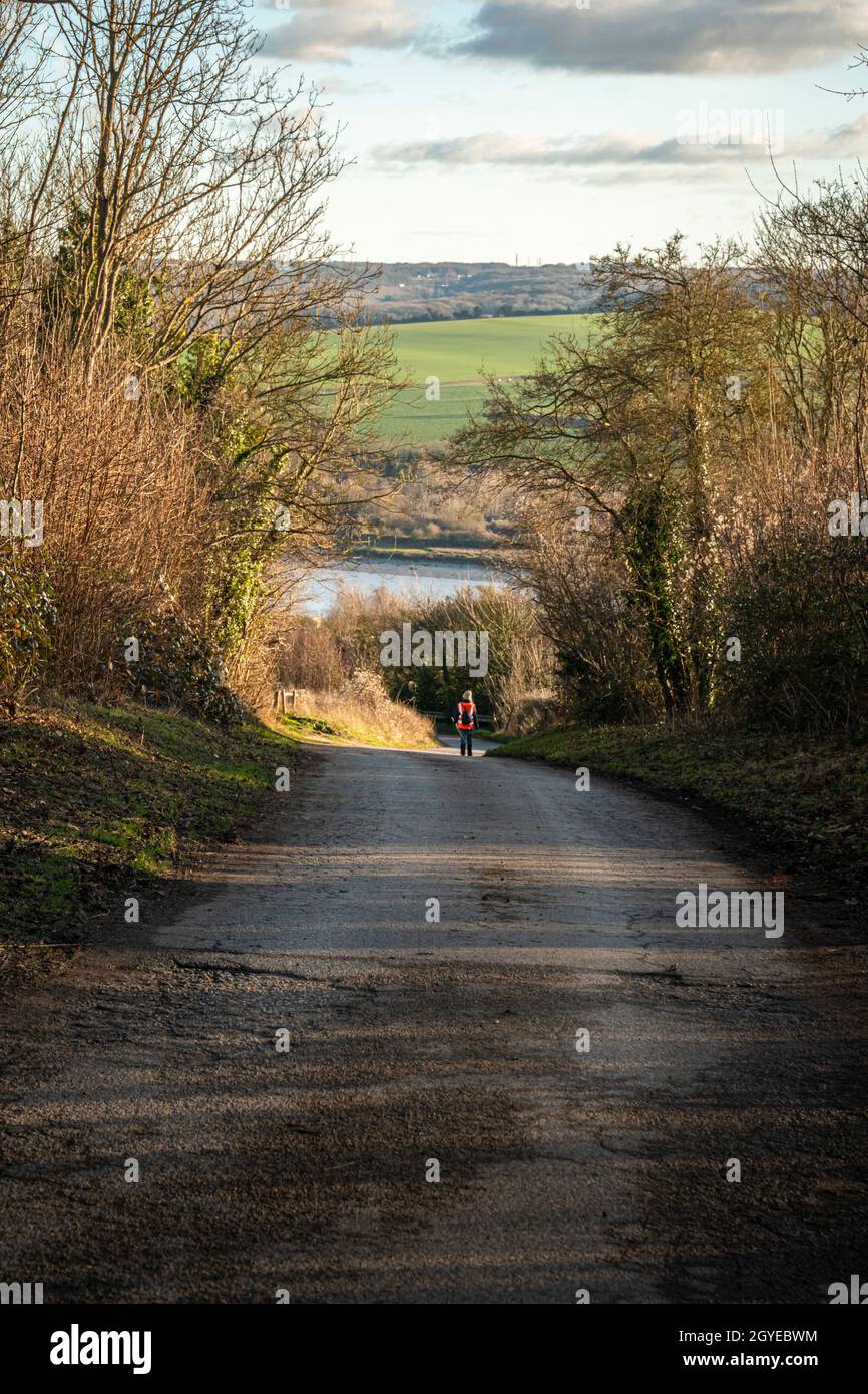 Ein Mann, der im Winter im Medway Valley, Kent, Großbritannien, auf einer Strecke unterwegs ist Stockfoto