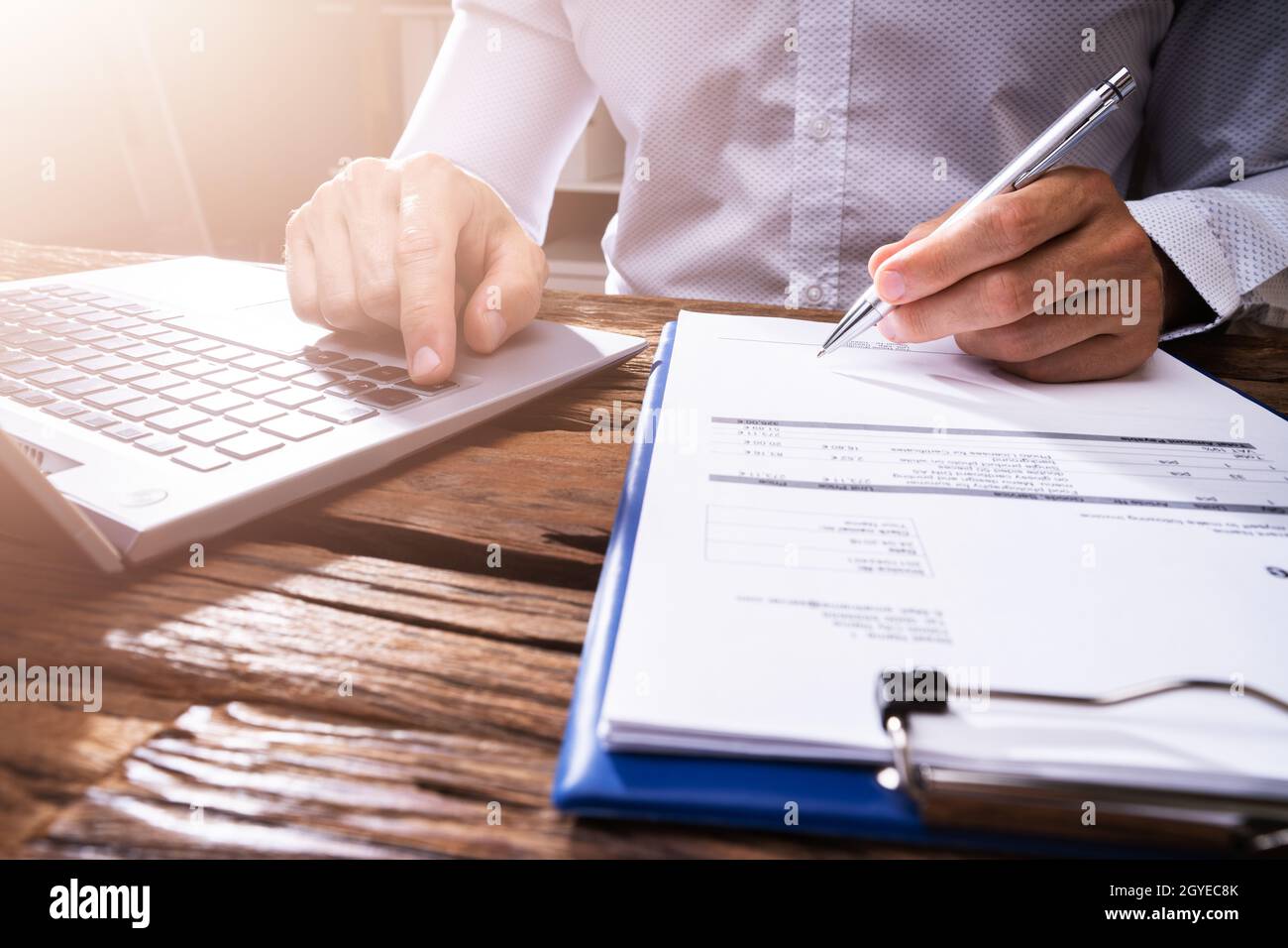 Charters Business Accountant Prüft Steuerrechnung Im Büro Stockfoto